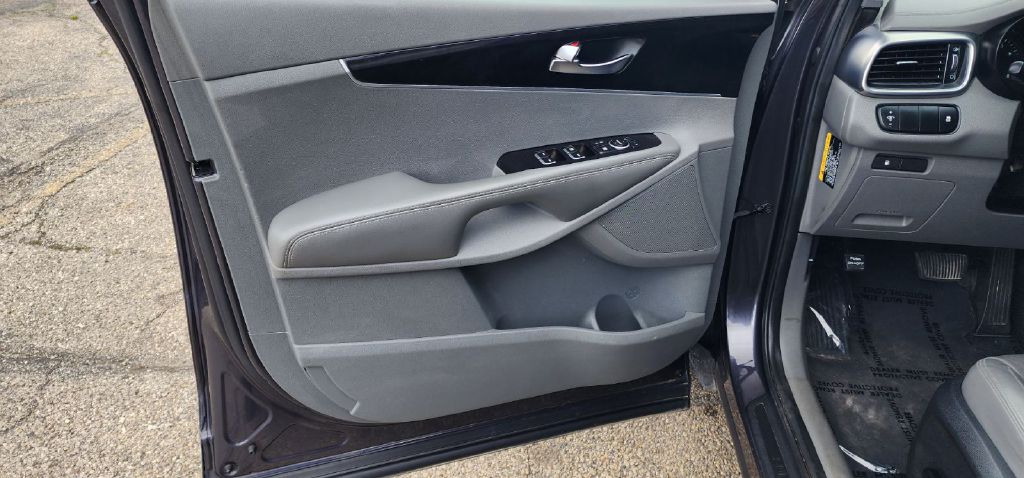 Photo 19 of this KIA SORENTO
