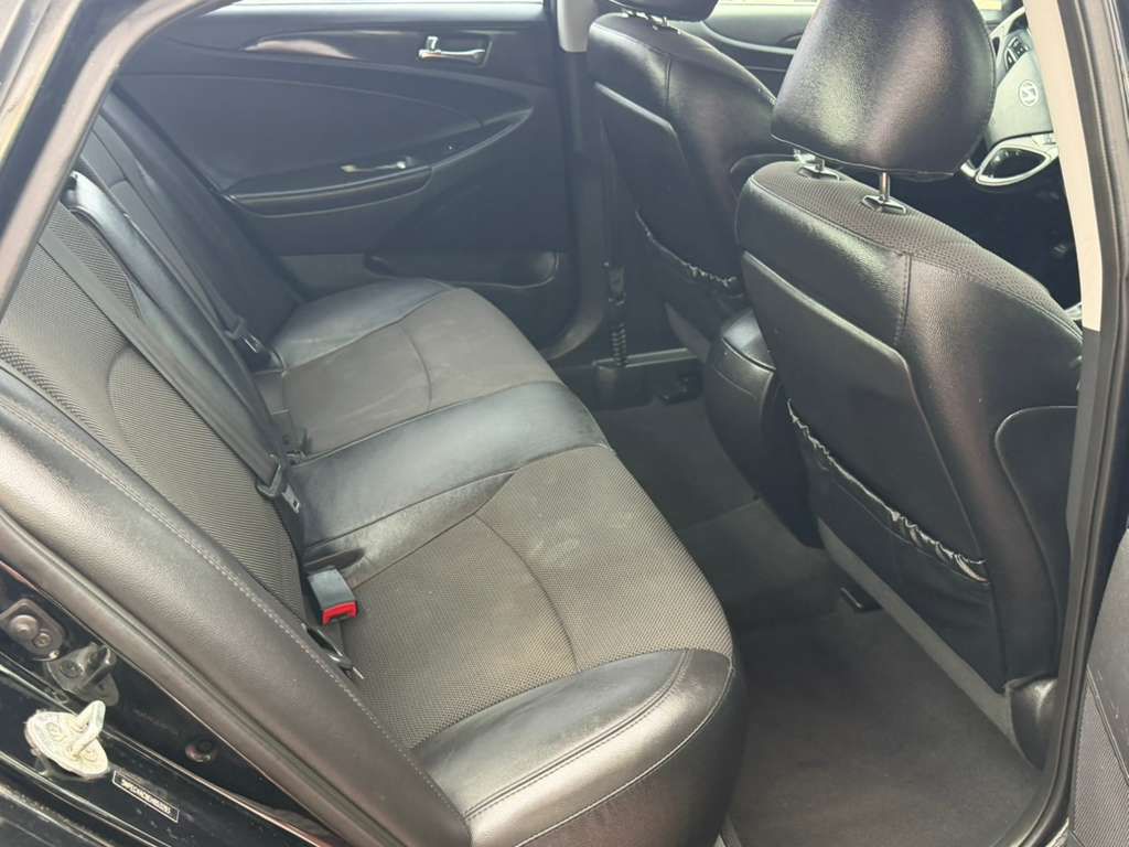 Photo 13 of this HYUNDAI SONATA