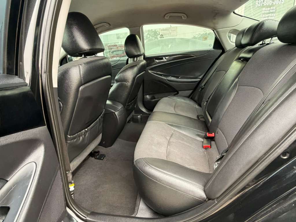 Photo 14 of this HYUNDAI SONATA