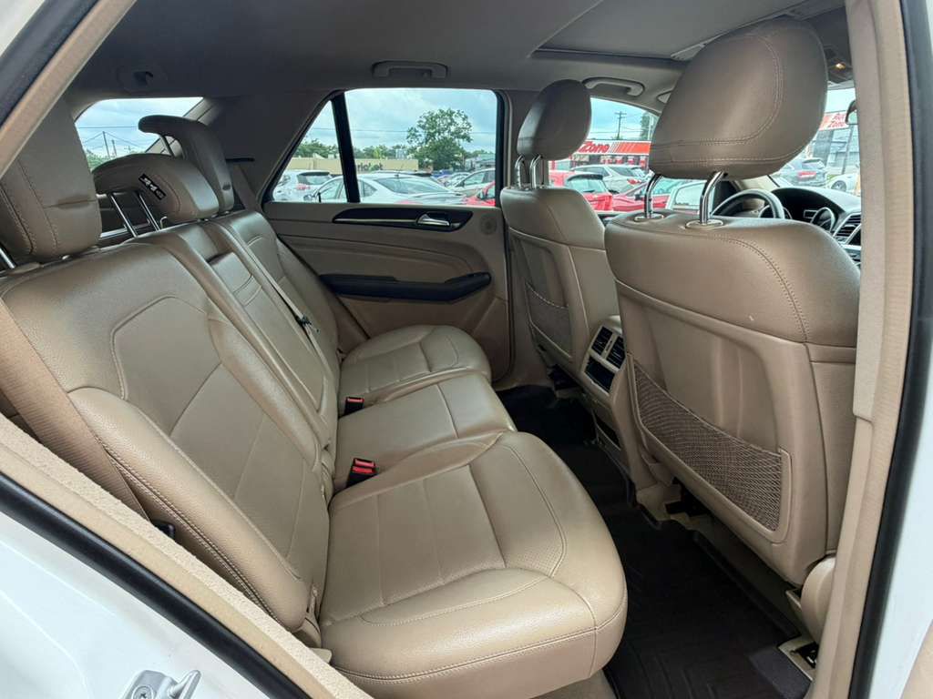 Photo 14 of this MERCEDES-BENZ M-CLASS