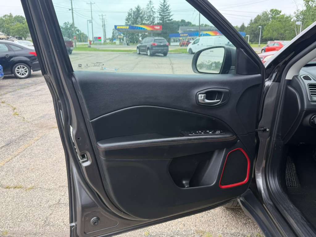 Photo 15 of this JEEP COMPASS