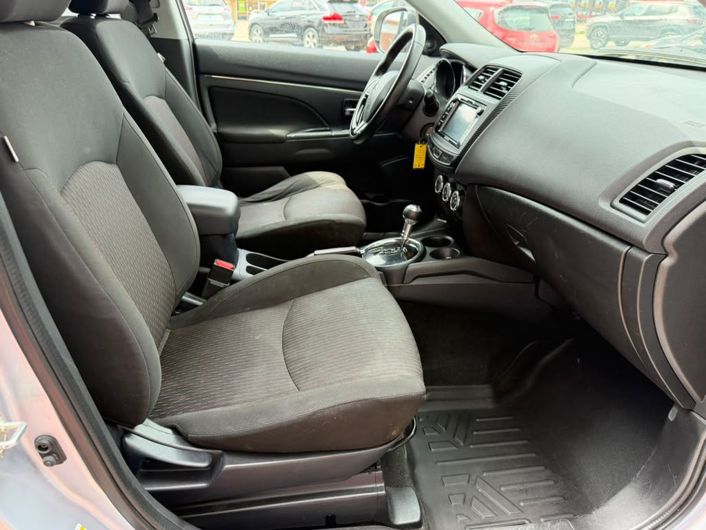 Photo 12 of this MITSUBISHI OUTLANDER SPORT