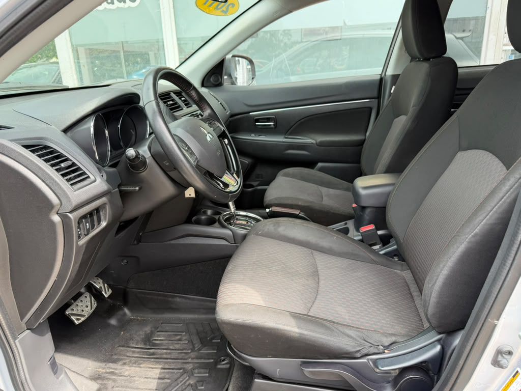 Photo 13 of this MITSUBISHI OUTLANDER SPORT