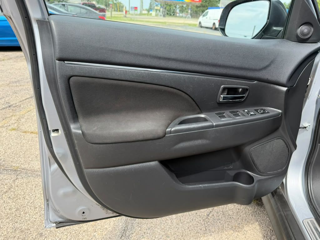 Photo 16 of this MITSUBISHI OUTLANDER SPORT