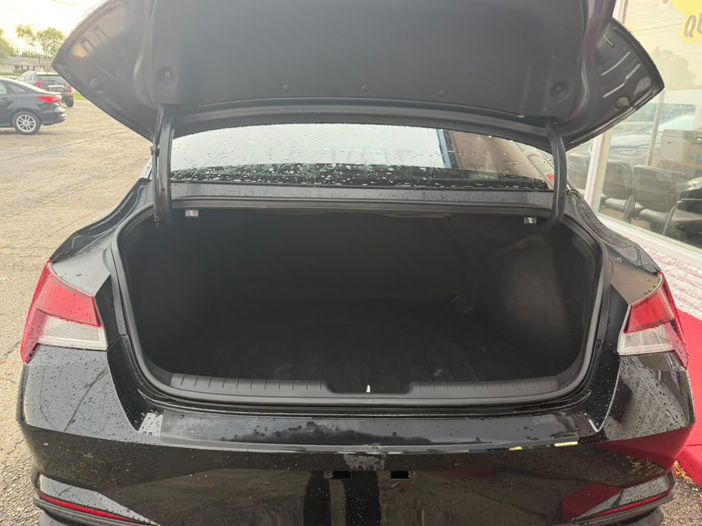 Photo 8 of this HYUNDAI ELANTRA
