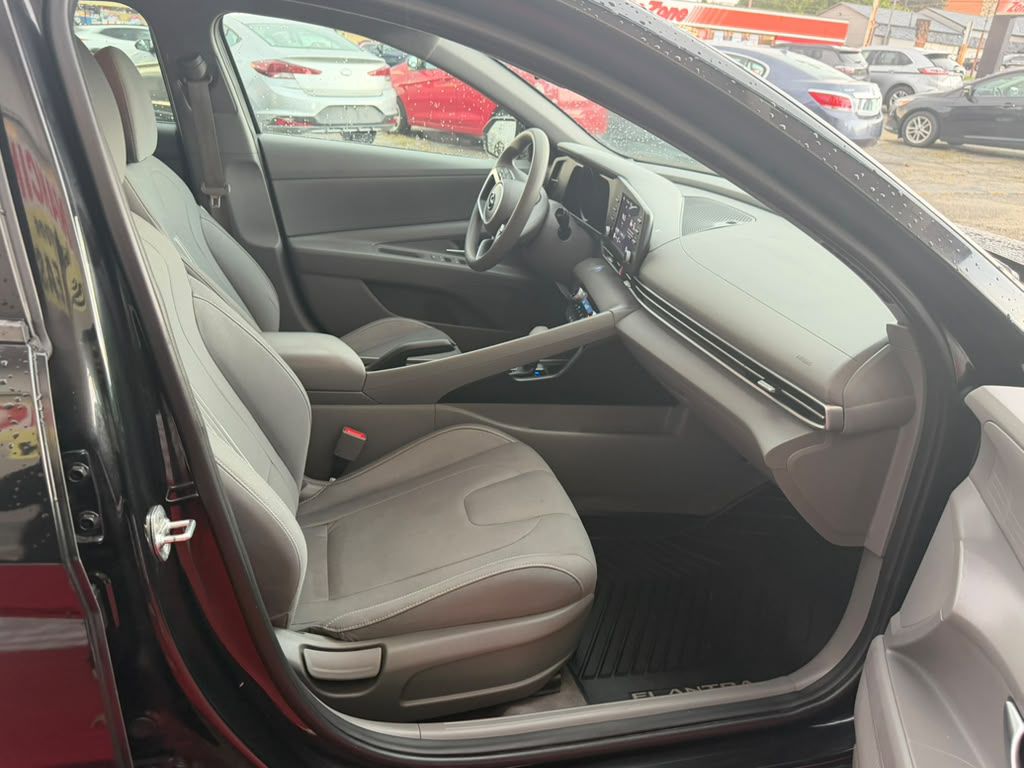 Photo 11 of this HYUNDAI ELANTRA