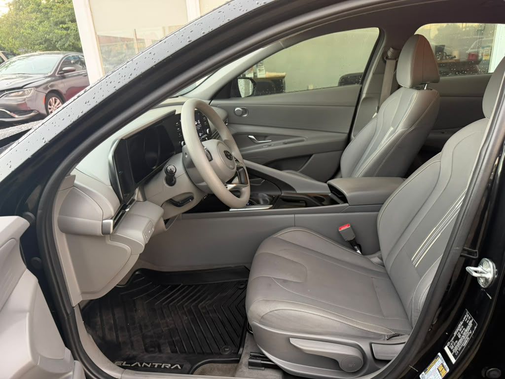 Photo 12 of this HYUNDAI ELANTRA