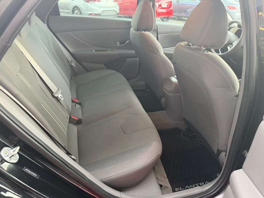 Photo 13 of this HYUNDAI ELANTRA