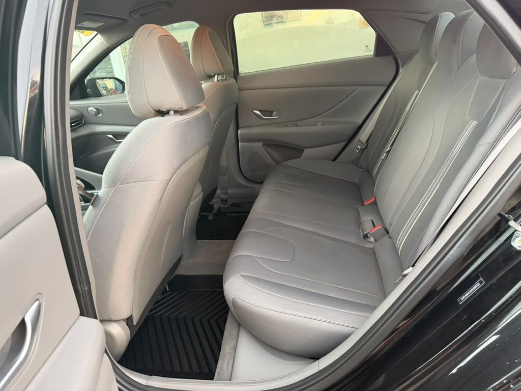 Photo 14 of this HYUNDAI ELANTRA