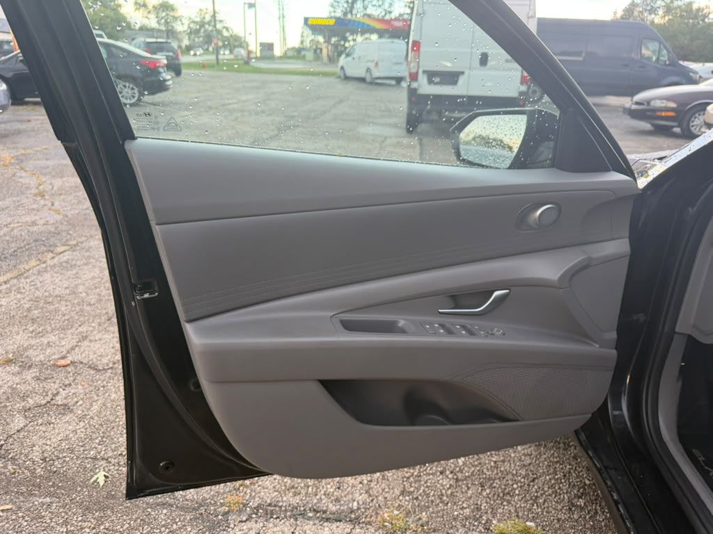Photo 18 of this HYUNDAI ELANTRA