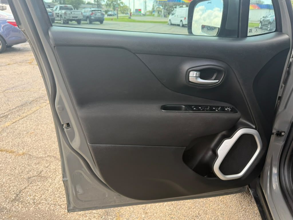 Photo 19 of this JEEP RENEGADE