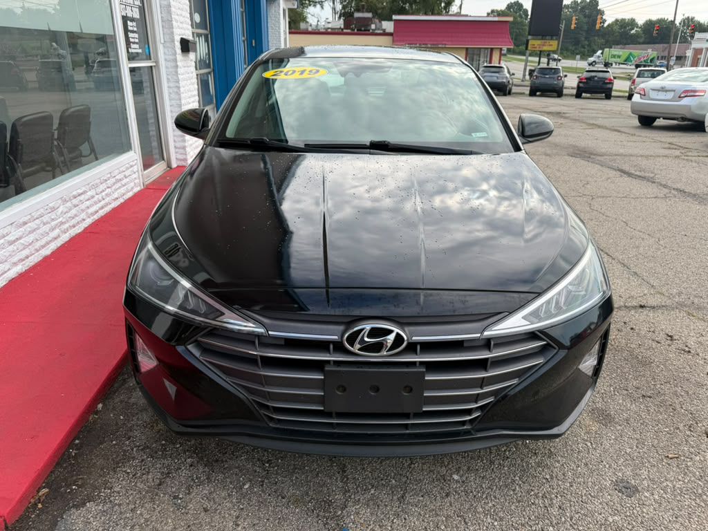 Photo 2 of this HYUNDAI ELANTRA