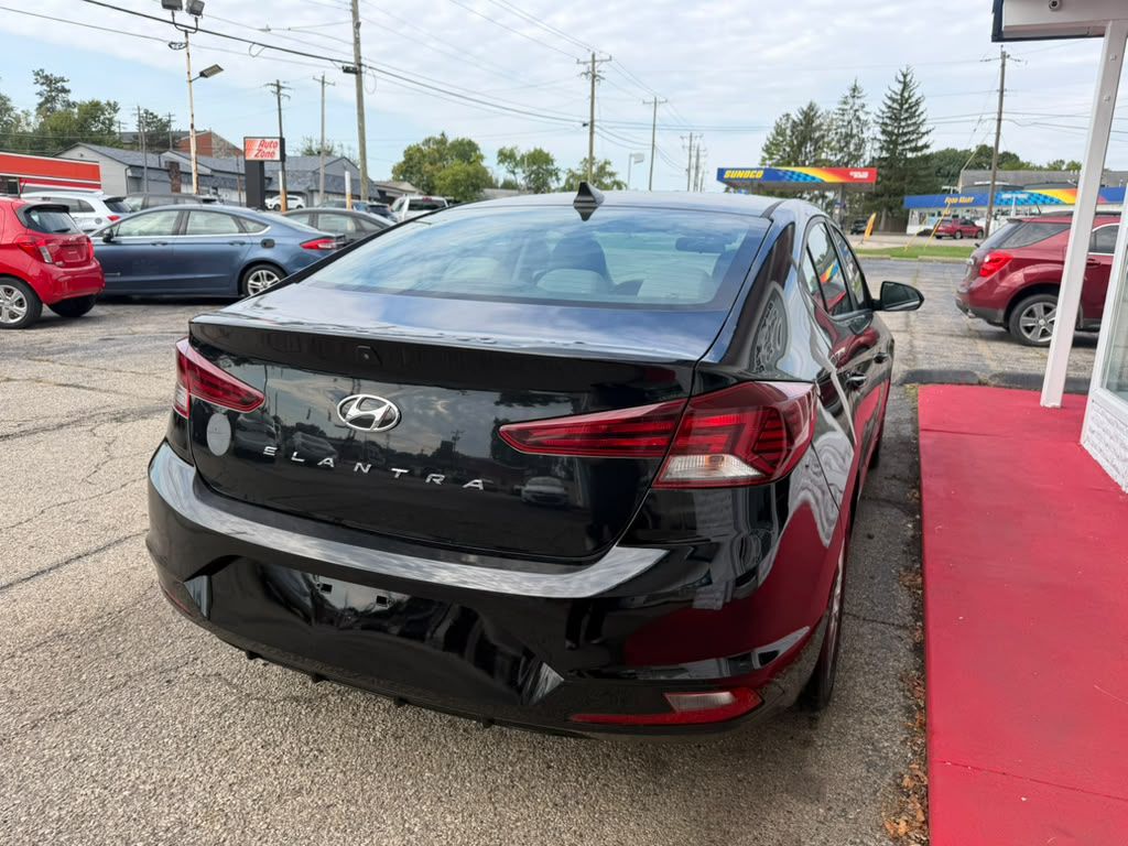 Photo 4 of this HYUNDAI ELANTRA