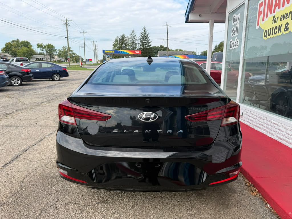 Photo 5 of this HYUNDAI ELANTRA
