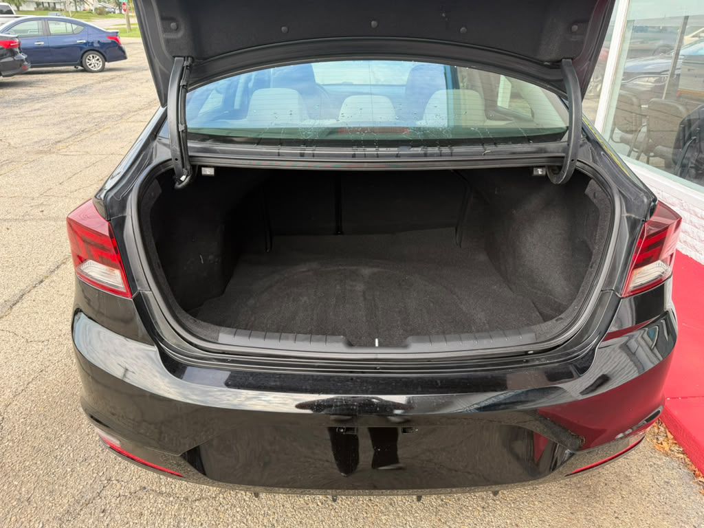 Photo 8 of this HYUNDAI ELANTRA