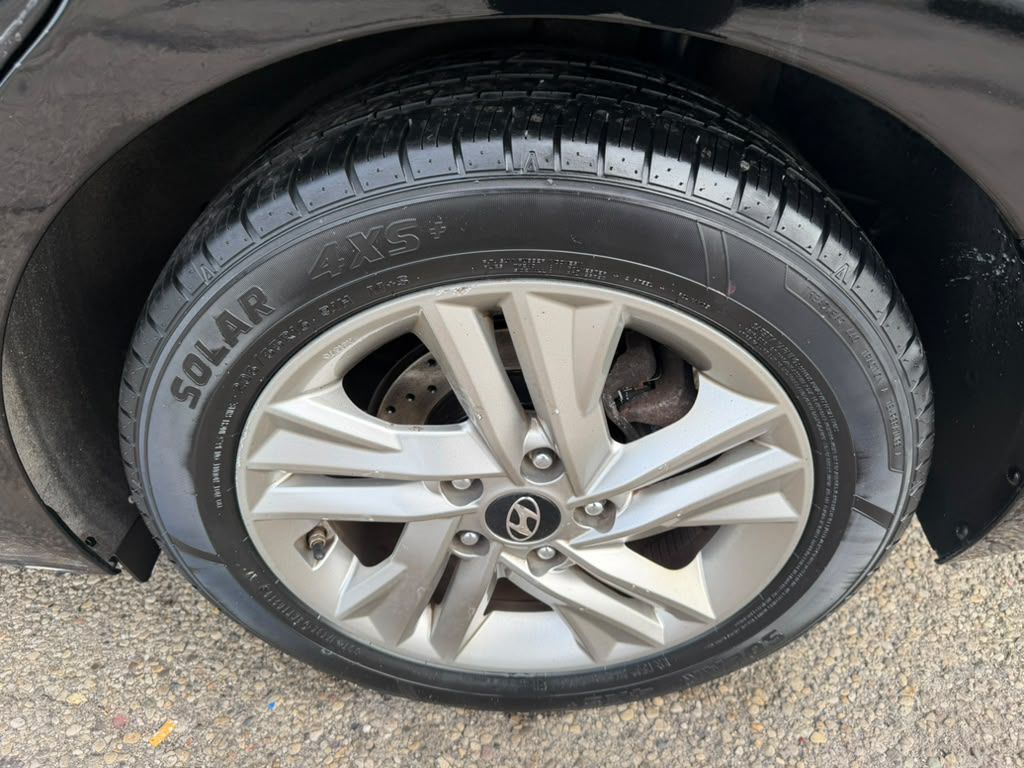 Photo 9 of this HYUNDAI ELANTRA