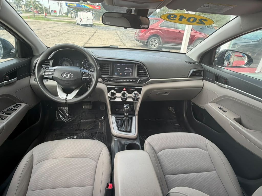 Photo 11 of this HYUNDAI ELANTRA