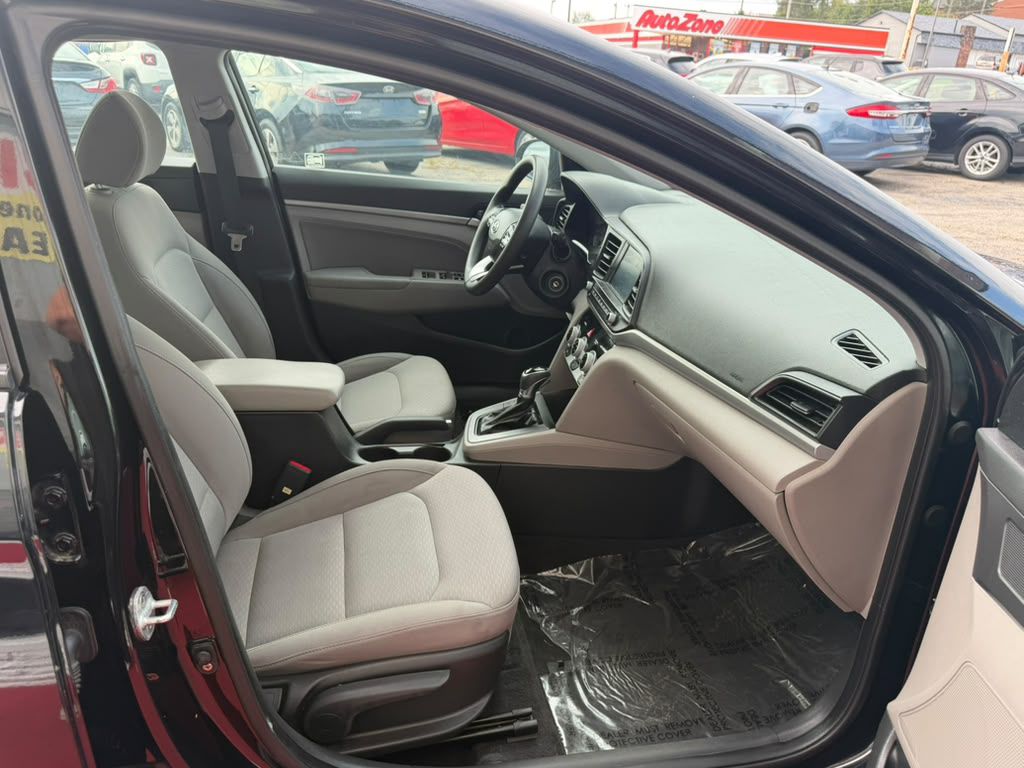 Photo 12 of this HYUNDAI ELANTRA