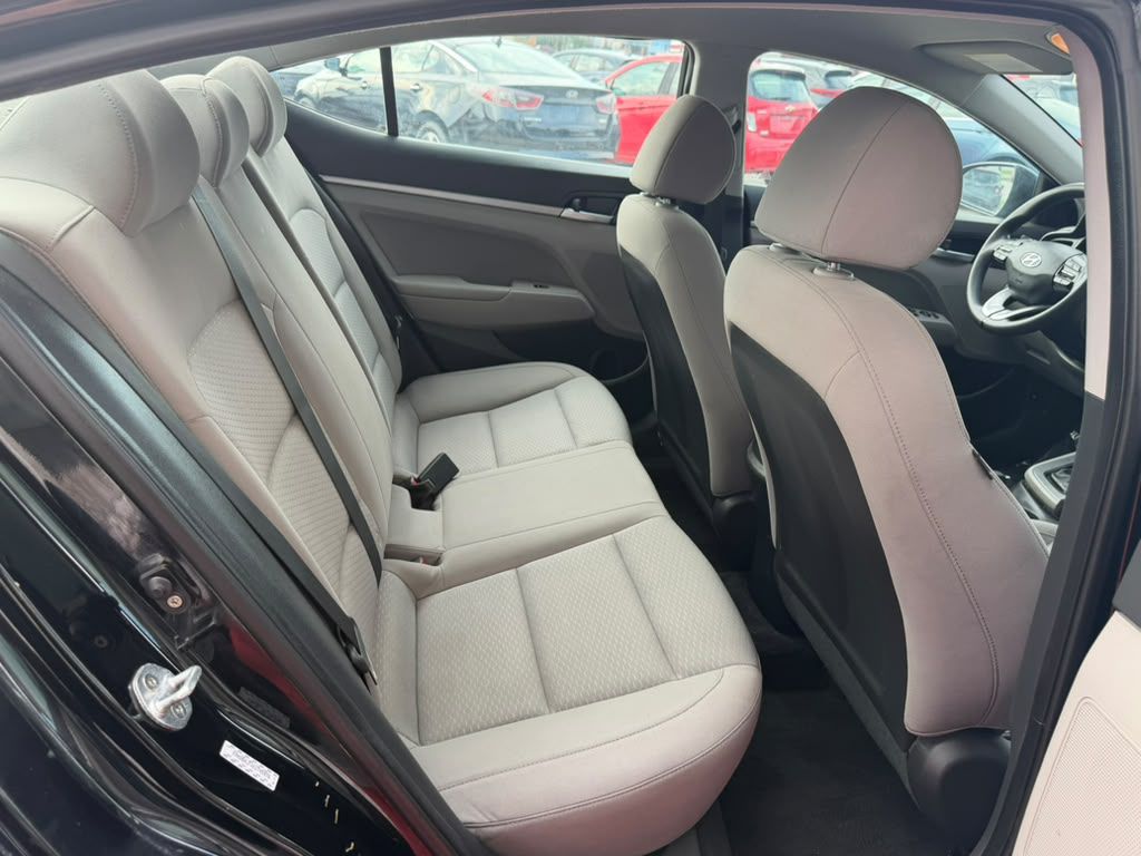 Photo 13 of this HYUNDAI ELANTRA