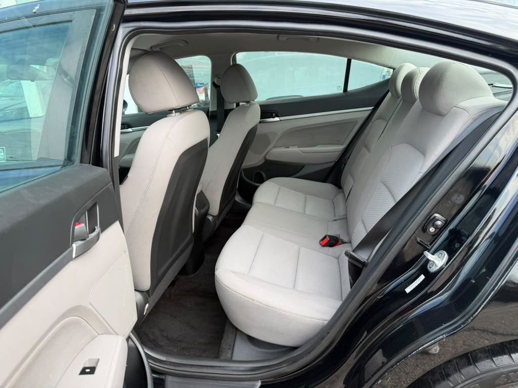 Photo 14 of this HYUNDAI ELANTRA