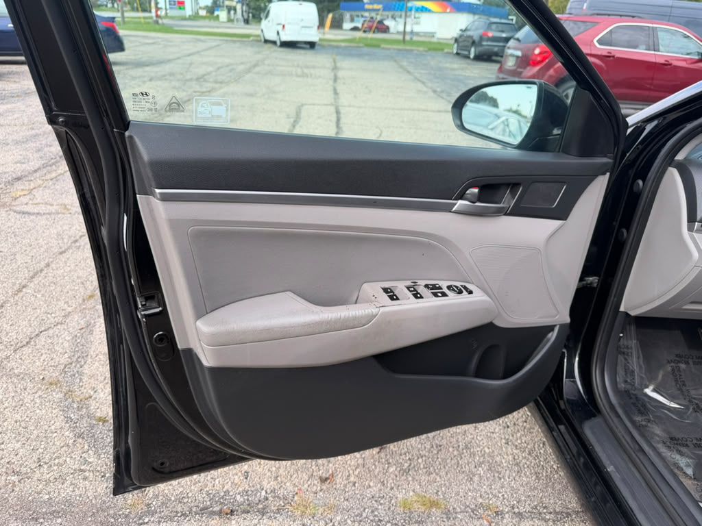 Photo 18 of this HYUNDAI ELANTRA