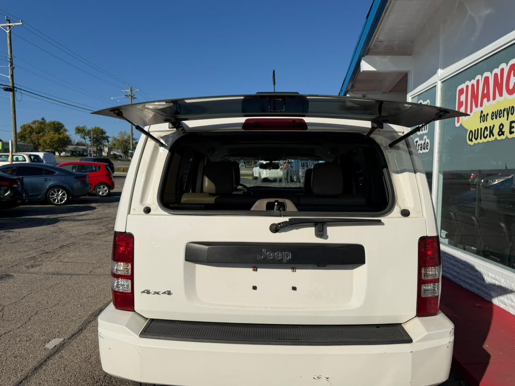 Photo 8 of this JEEP LIBERTY