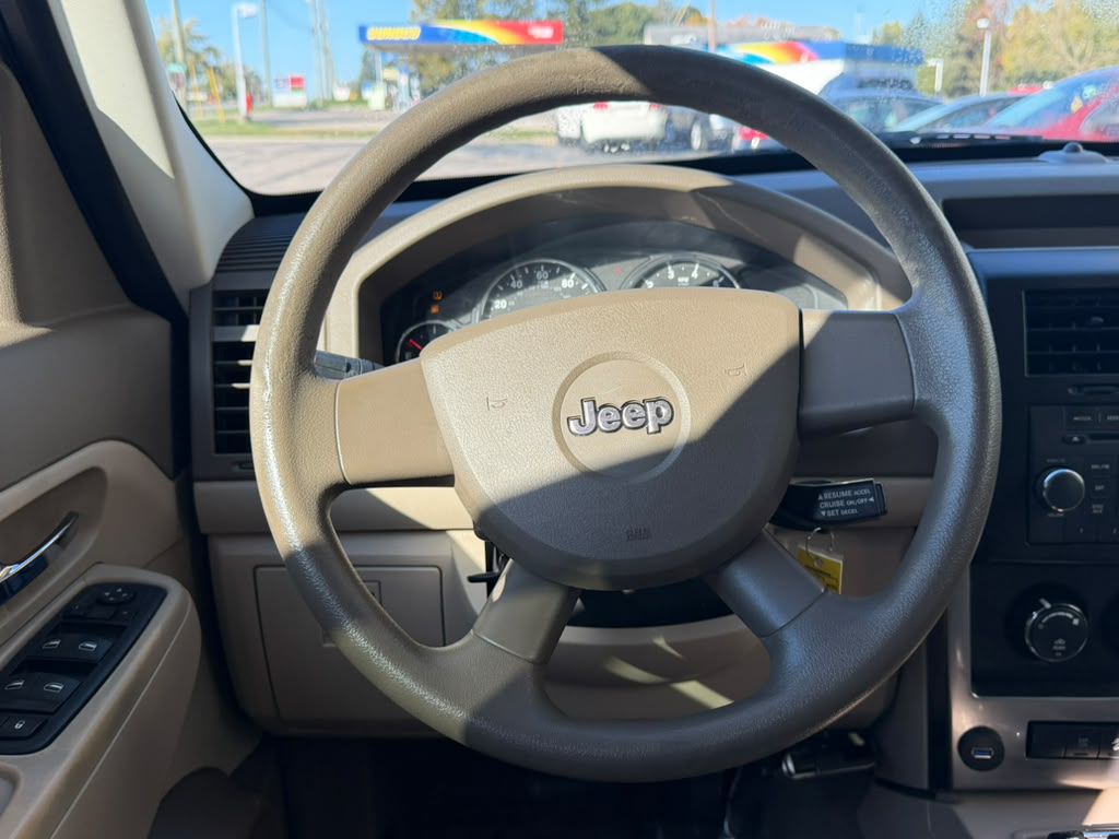 Photo 11 of this JEEP LIBERTY