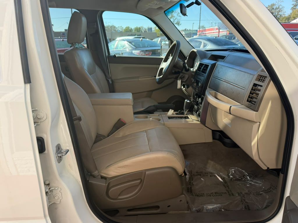 Photo 13 of this JEEP LIBERTY