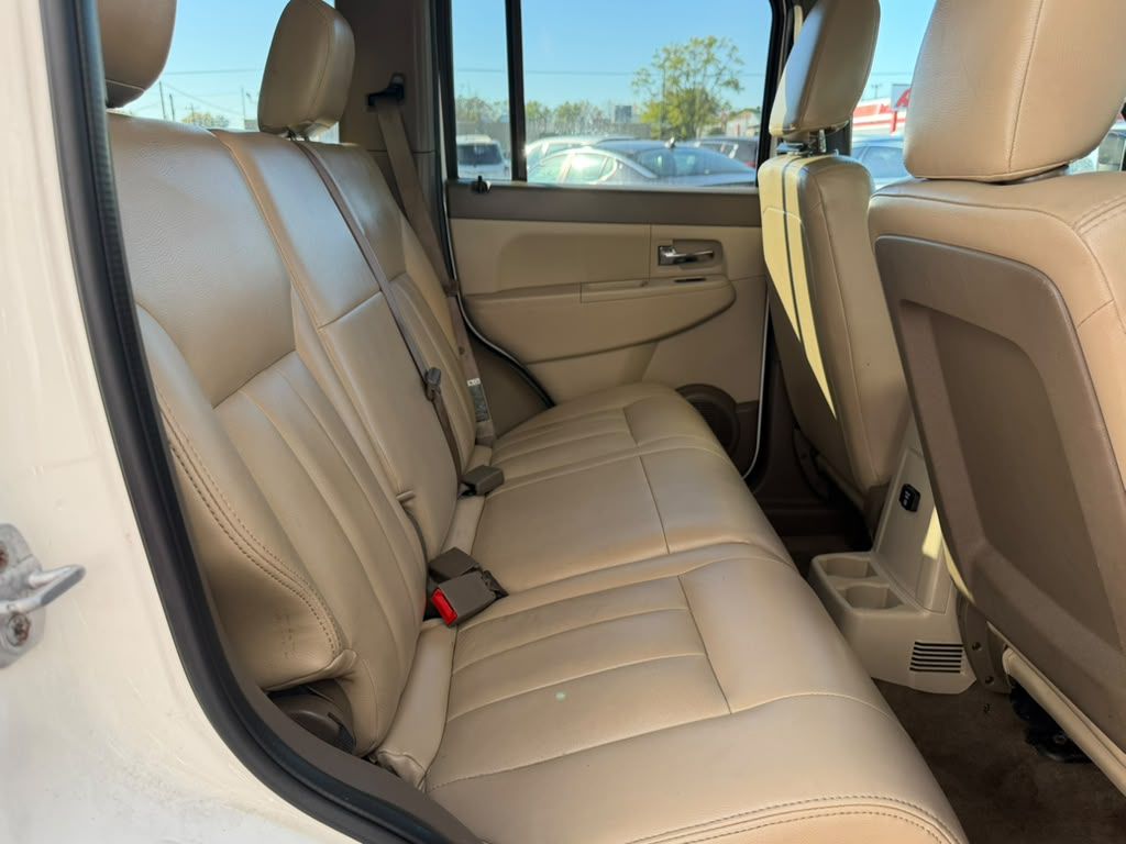 Photo 14 of this JEEP LIBERTY