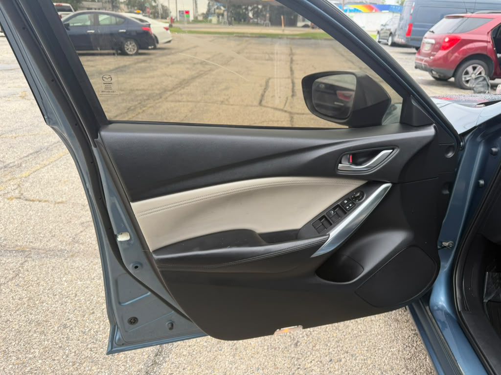 Photo 21 of this MAZDA MAZDA6