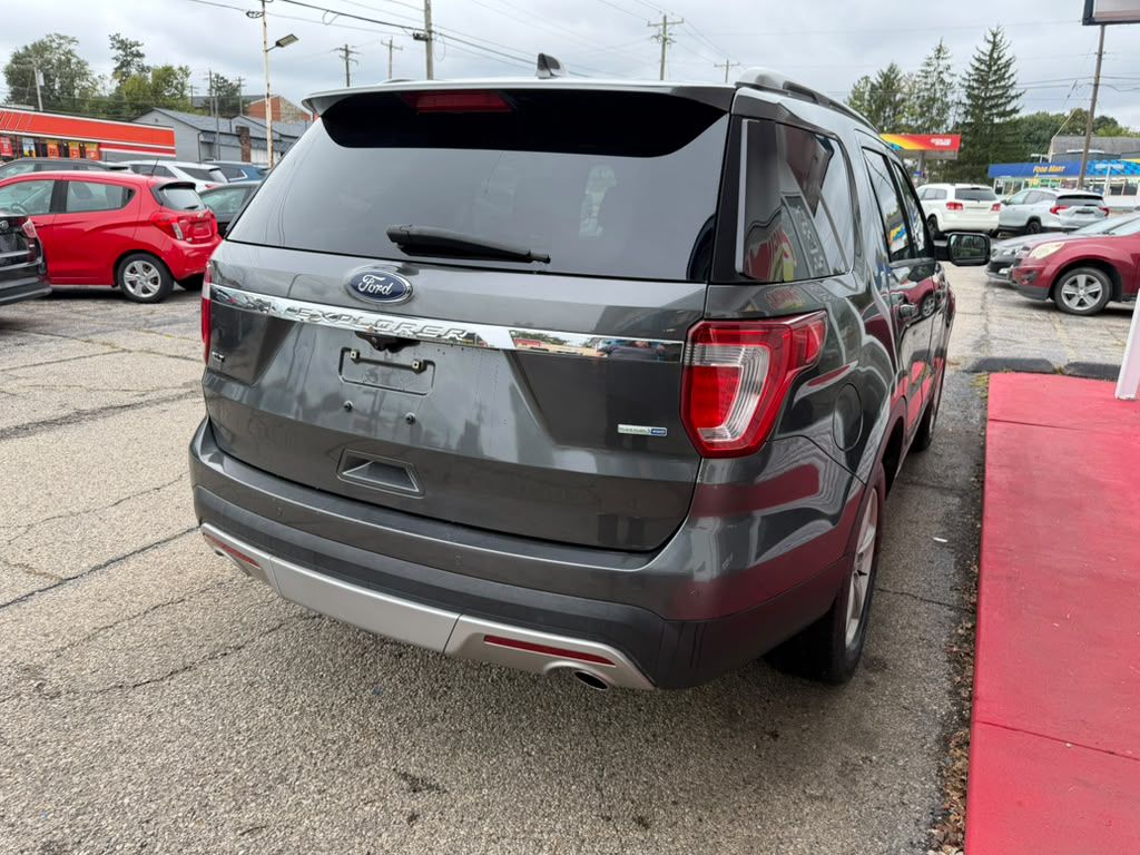 Photo 4 of this FORD EXPLORER