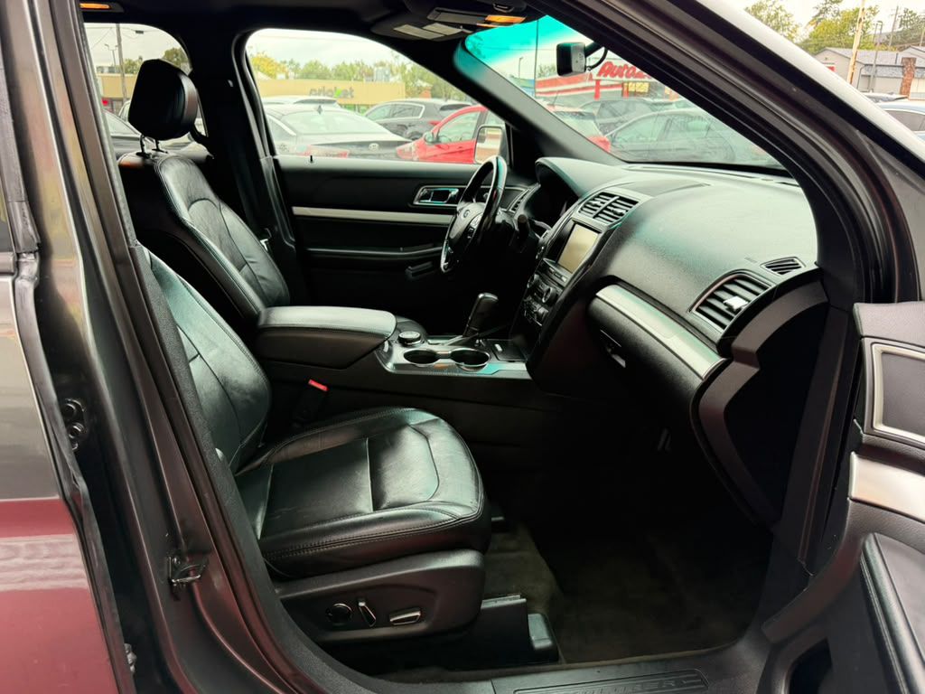 Photo 11 of this FORD EXPLORER