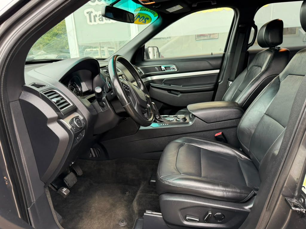 Photo 12 of this FORD EXPLORER