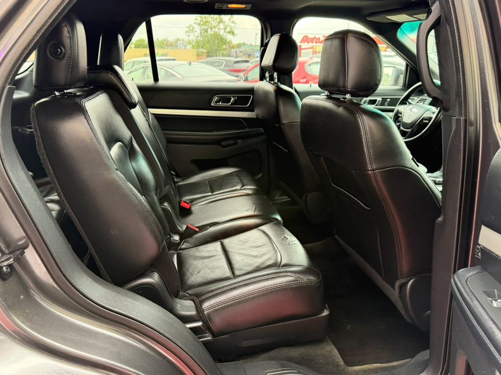 Photo 13 of this FORD EXPLORER
