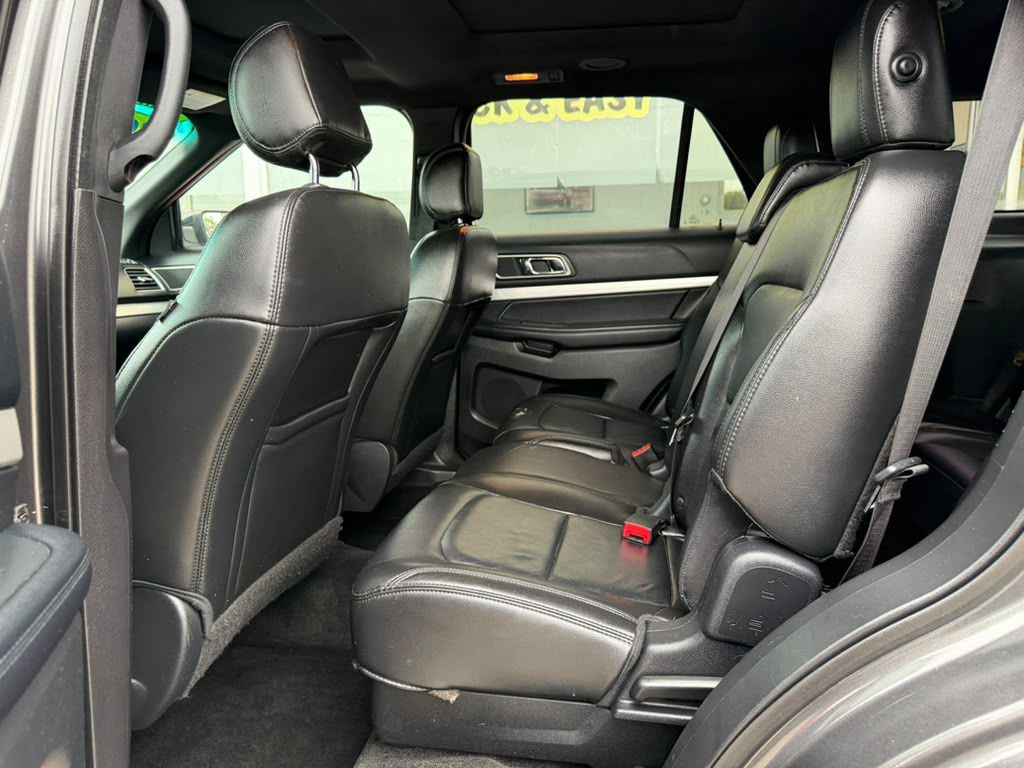 Photo 14 of this FORD EXPLORER