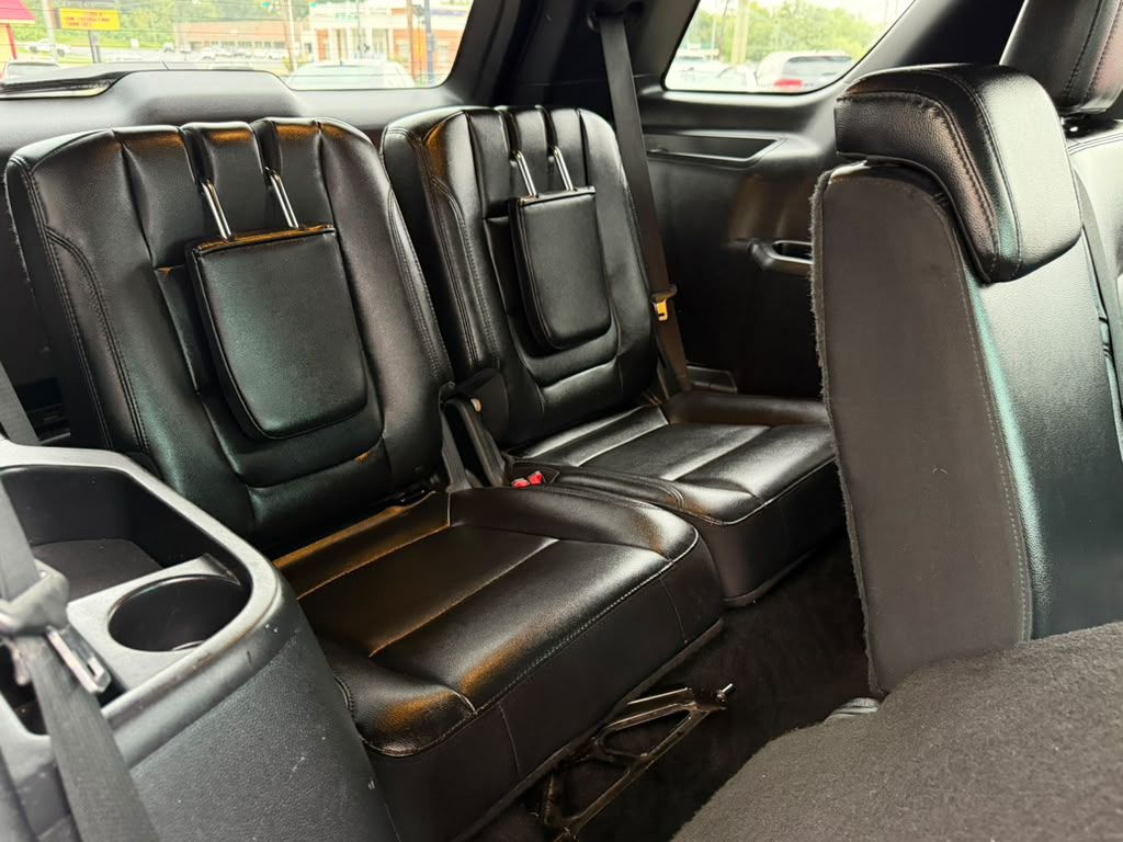 Photo 16 of this FORD EXPLORER