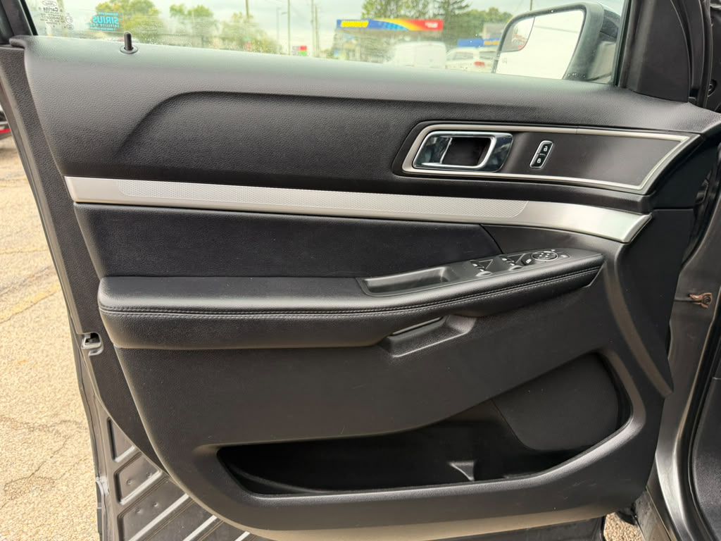 Photo 23 of this FORD EXPLORER