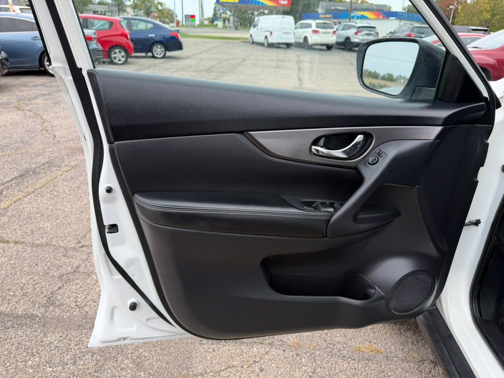 Photo 18 of this NISSAN ROGUE