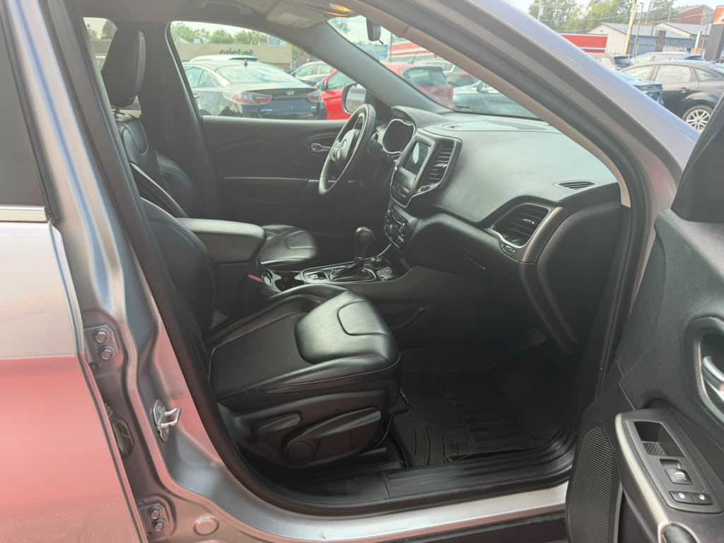 Photo 11 of this JEEP CHEROKEE