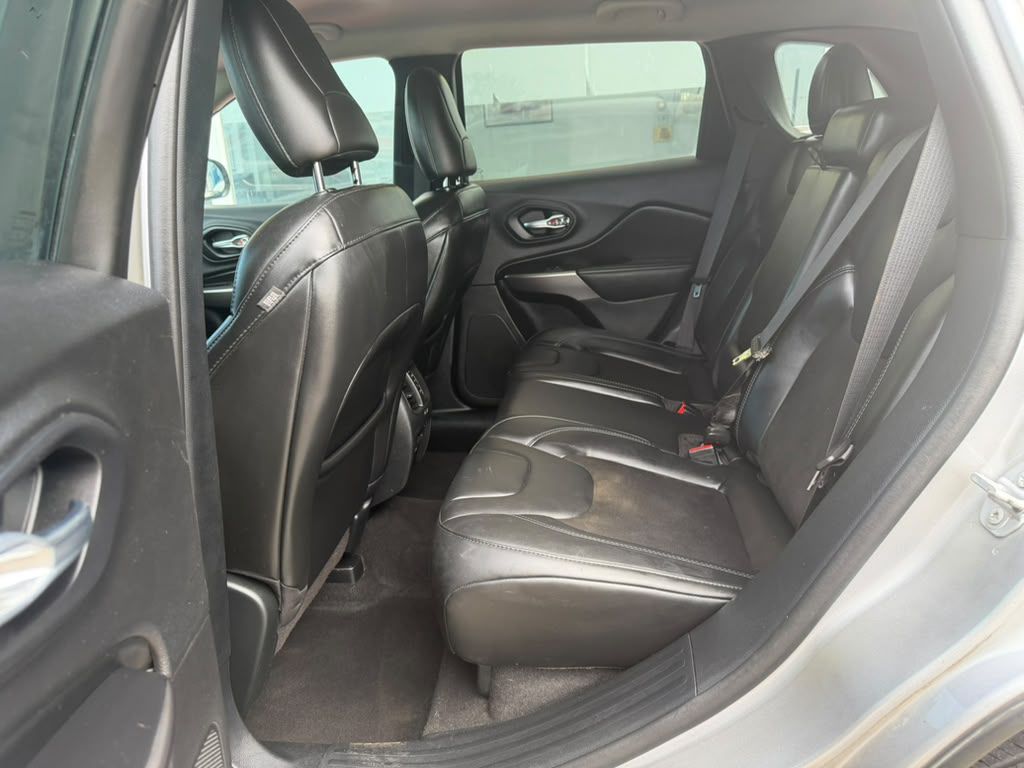 Photo 14 of this JEEP CHEROKEE