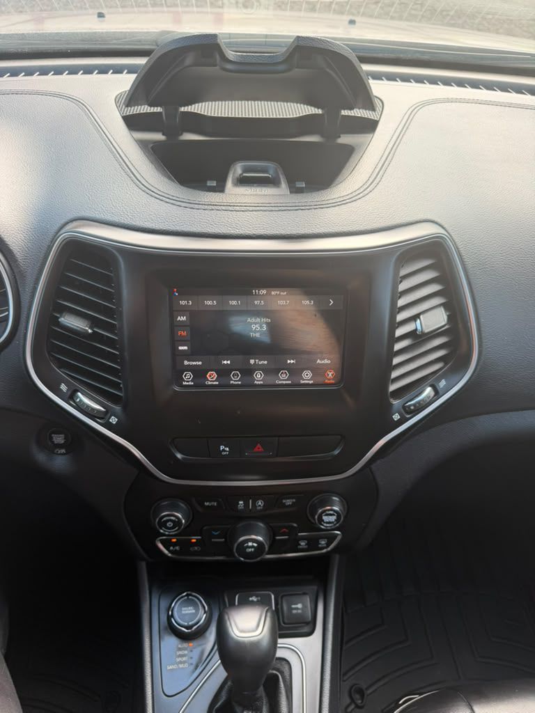 Photo 17 of this JEEP CHEROKEE