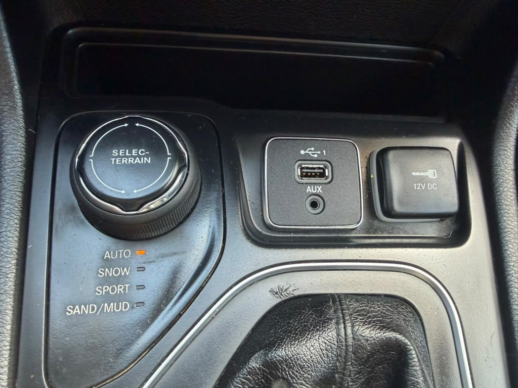 Photo 19 of this JEEP CHEROKEE