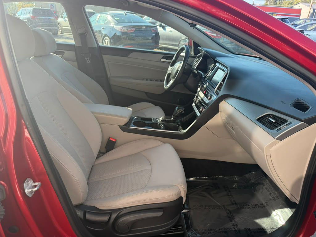 Photo 11 of this HYUNDAI SONATA