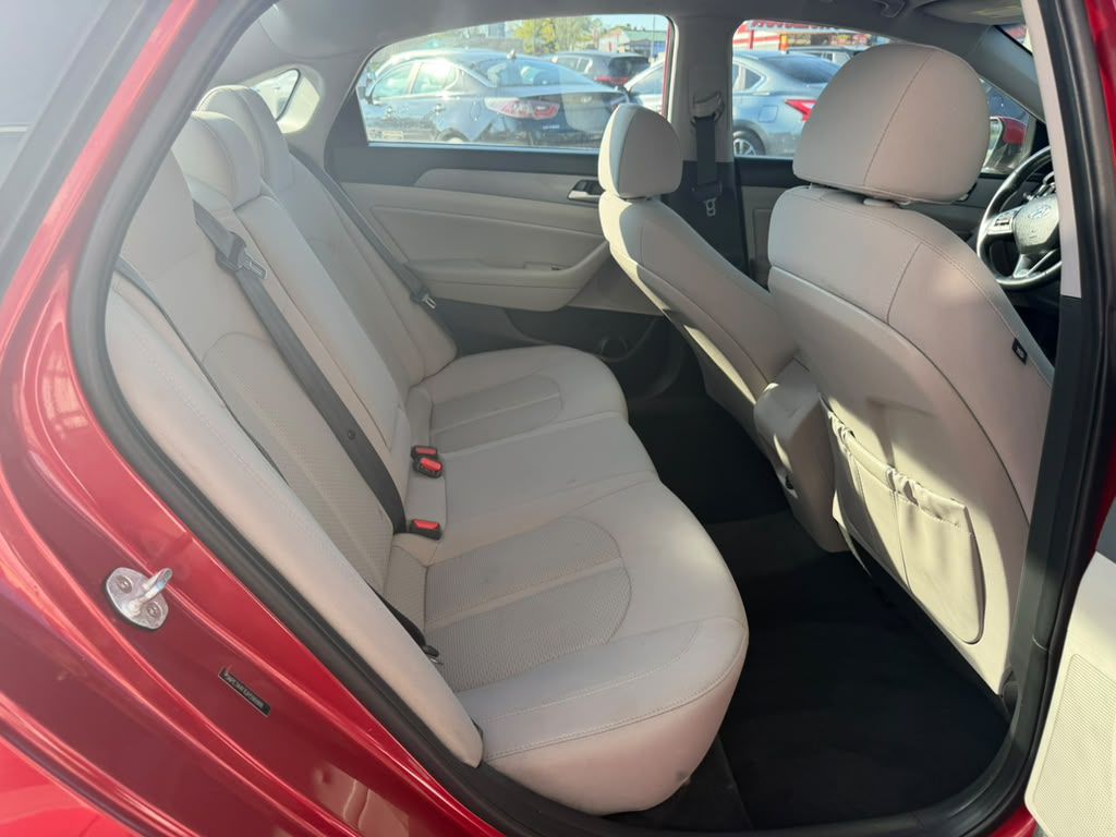 Photo 13 of this HYUNDAI SONATA