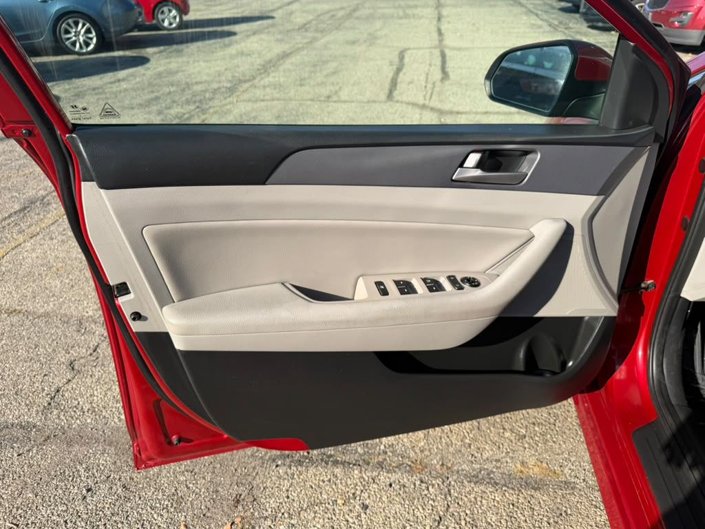 Photo 18 of this HYUNDAI SONATA