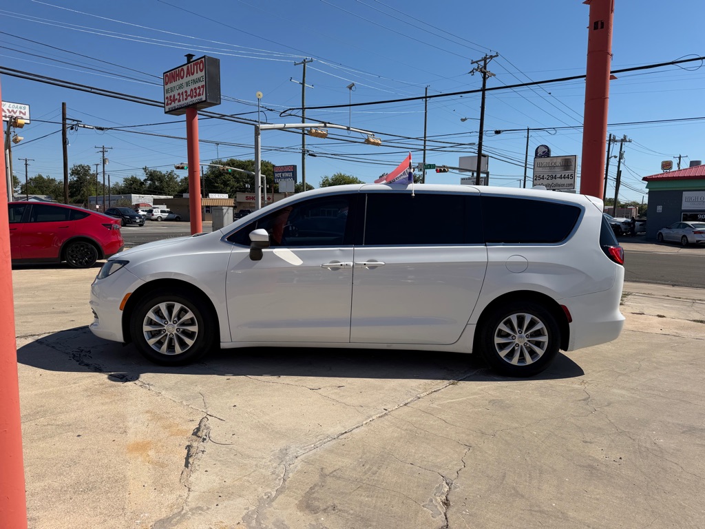 Photo 3 of this CHRYSLER PACIFICA