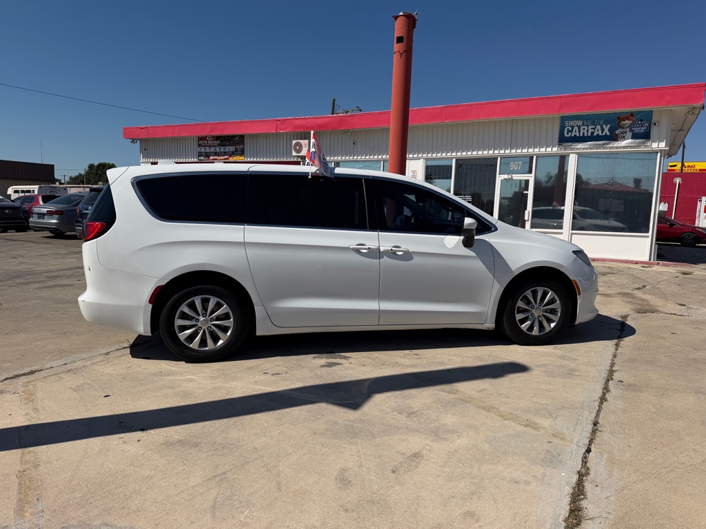 Photo 7 of this CHRYSLER PACIFICA