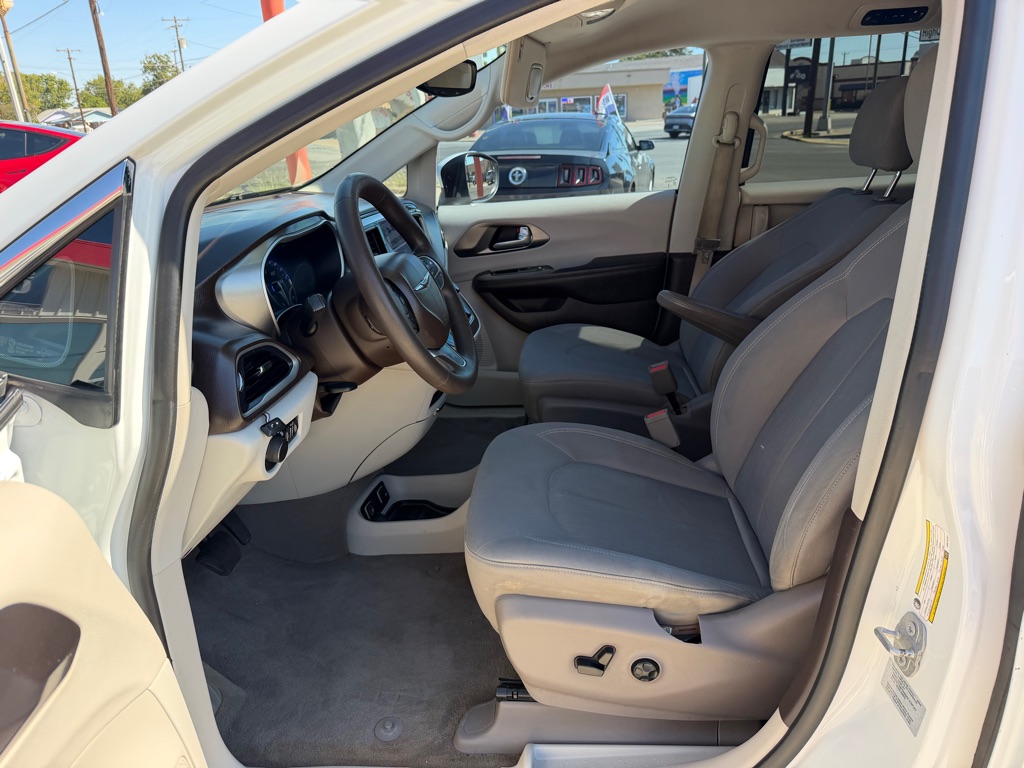 Photo 18 of this CHRYSLER PACIFICA