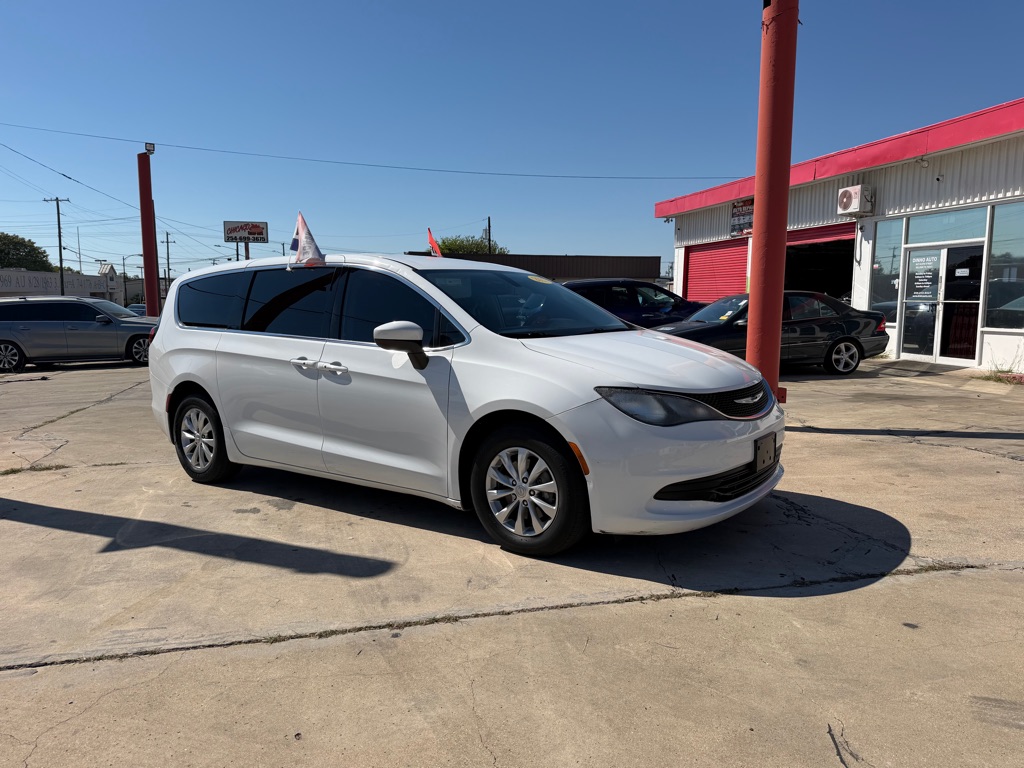 Photo 8 of this CHRYSLER PACIFICA