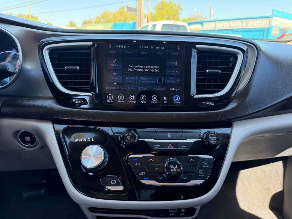 Photo 17 of this CHRYSLER PACIFICA